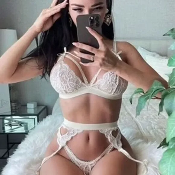 NWT Fashion Nova Women's Ivory Lace 3 Piece Garter Lingerie Set Size M/L - Picture 2 of 5